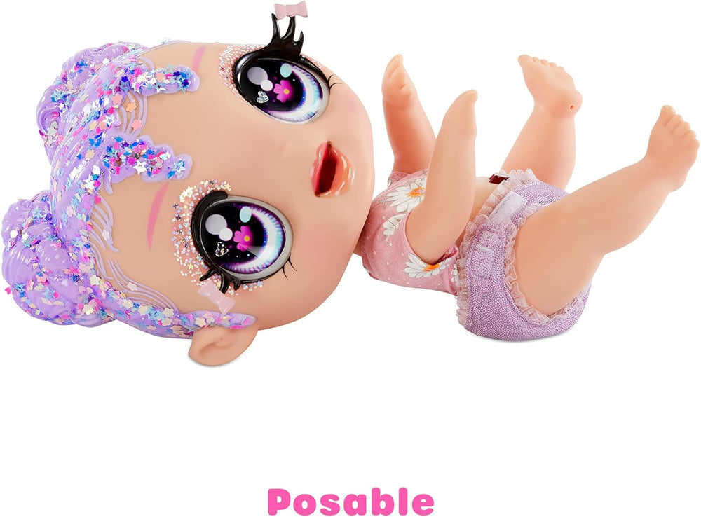 MGA Glitter Babyz - LILA WILDBLOOM - Bambolina con 3 magici cambi di colore attraverso l'acqua ghiacciata - con capelli lilla glitterati, vestito a fiori selvatici, pannolino, biberon e ciuccio - per bambini dai 3 anni