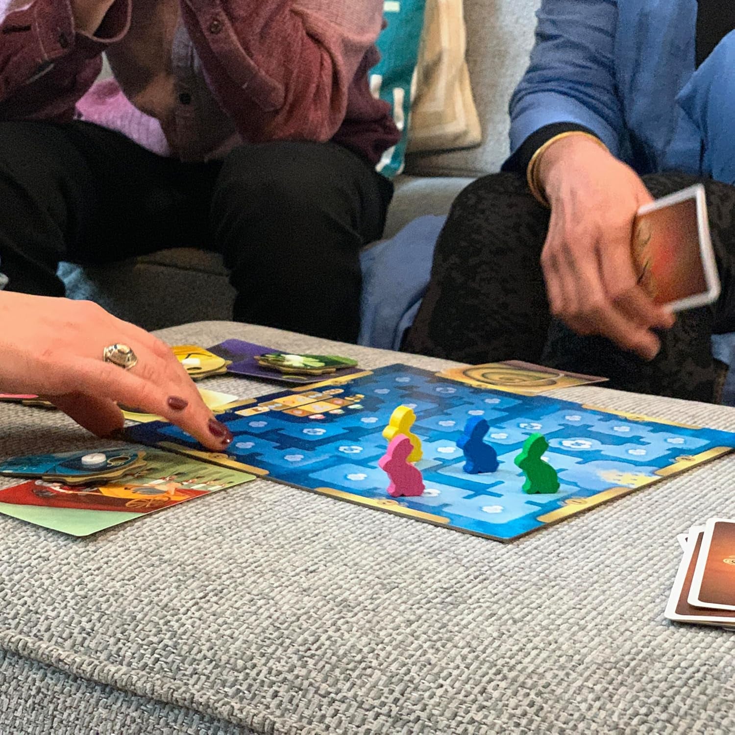 Asmodee, Dixit, Versione tedesca, Gioco base, Un'immagine vale più di mille parole, Gioco creativo per famiglie per 3-8 giocatori dagli 8 anni in su, Gioco dell'anno 2010 con 30 minuti di riproduzione