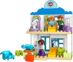 LEGO DUPLO Town Prima visita dal dottore, Giocattolo da costruzione, Set da gioco per promuovere le abilità motorie complesse, Regalo per bambini dai 2 anni in su, Giocattolo educativo, Gioco di ruolo in ospedale 10449 Set da costruzione Besuche den LEGO-Store