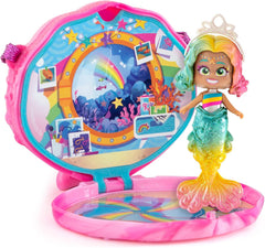 Sirene Coral Meerjungfrauen-Puppe mit 1 Muscheltasche, 1 Meerjungfrauenschwanz, 1 Haustier, Kleidung, Accessoires und Schuhe