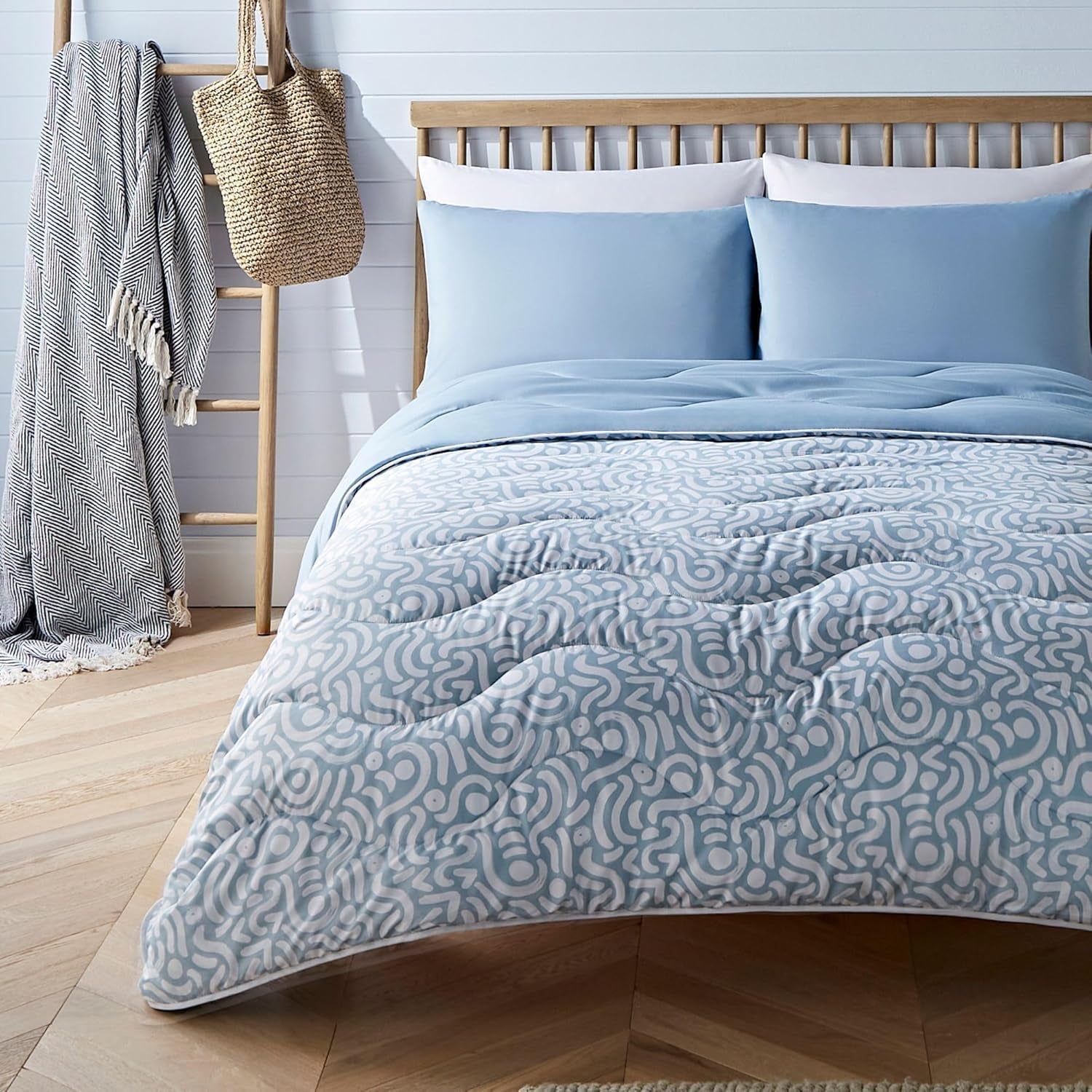 Night Lark Coverless Duvet Super King 6 Tog Spring Summer - Abstract Waves. Cuvertură super moale, confortabilă și ușoară. Se spală la mașină și se usucă rapid, toate într-un set de fețe de pernă reversibile Plapumi si pilote Naty Shop Alb Pat dublu