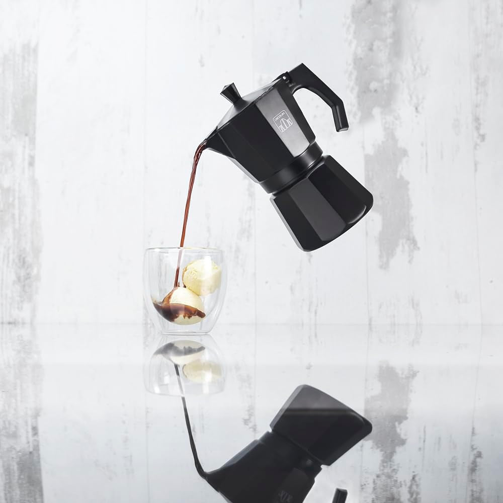 Cafetieră italiană Cecotec Cumbia Mokclassic 600 Neagră, 300 ml, fabricată din aluminiu cu o capacitate de 6 cești de cafea, potrivită pentru toate tipurile de plite și ușor de curățat.