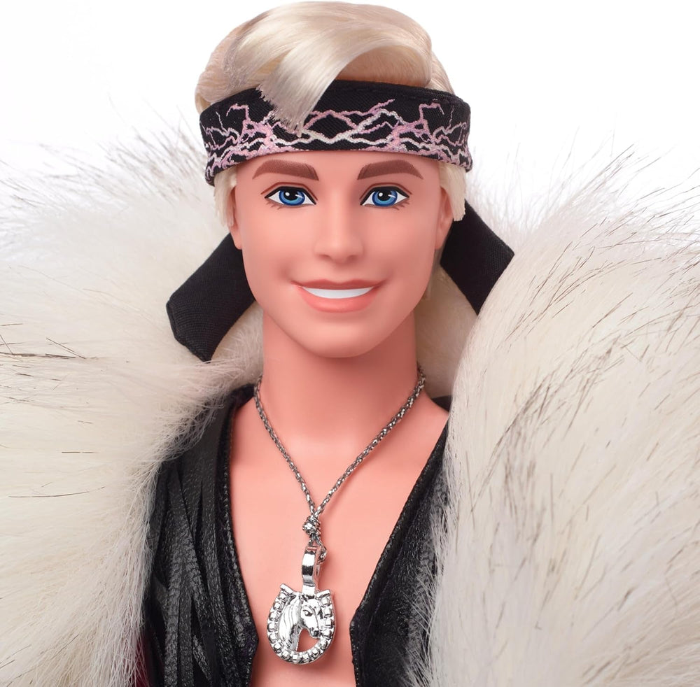 Barbie il film, bambola Ken da collezione con soprabito in pelliccia sintetica e gilet con frange nere e bandana, bambole HRF31 Naty Shop
