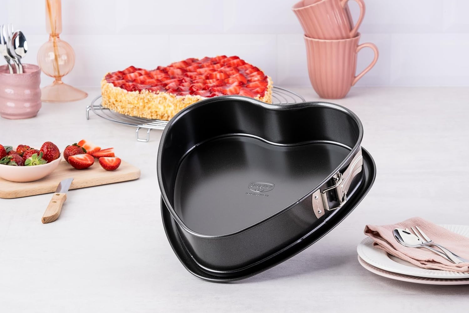 Tavă de tort Dr. Oetker în formă de inimă cu fund antiaderent, 25 cm, tavă de tort cu fund plat, tavă de copt în formă de inimă și antiaderentă din oțel cu strat antiaderent, cantitate: 1 bucată, 1479 negru