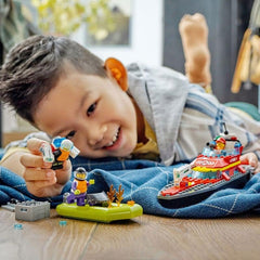 LEGO 60373 City Fire Boat, jucărie care plutește în apă, cu barcă de curse, 3 minifigurine și Jetpack, idee de cadou pentru băieți și fete de la 5 ani în sus Seturi de constructie Besuche den LEGO-Store