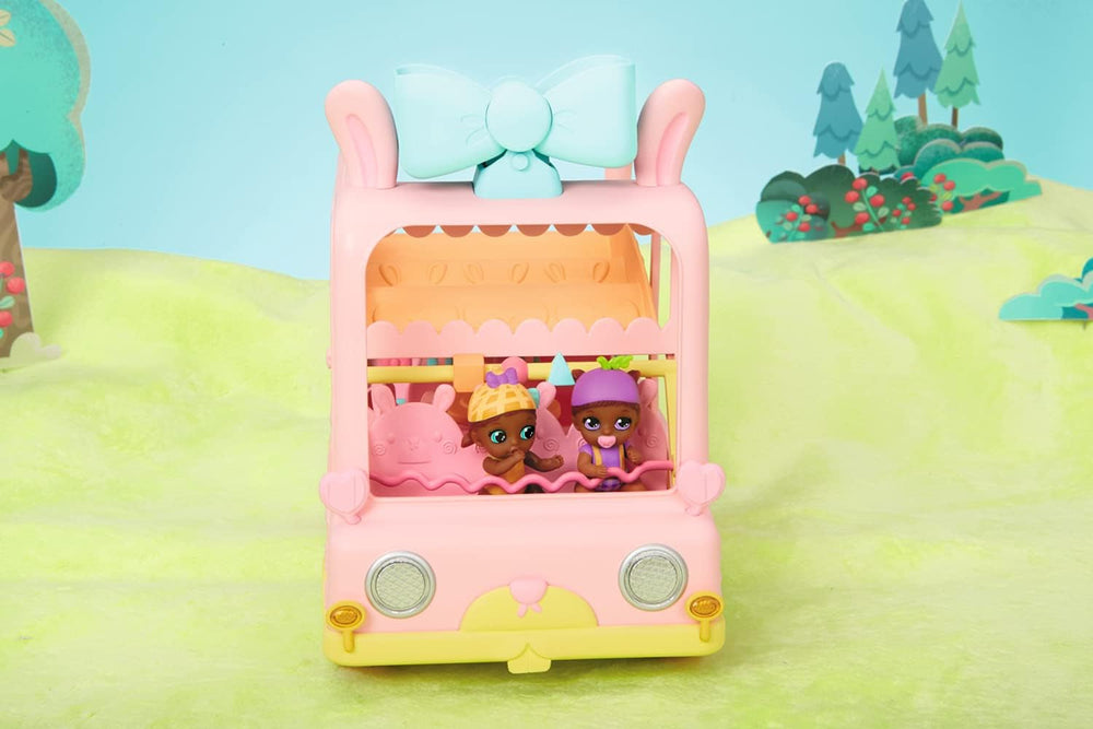 BABY born 904763 Autobuz Surpriză Bebeluși - autobuz de jucărie roz pentru păpuși mini mici, cu 2 păpuși exclusive, cărucior triplu, balansoar, carusel, tobogan și leagăn triplu.