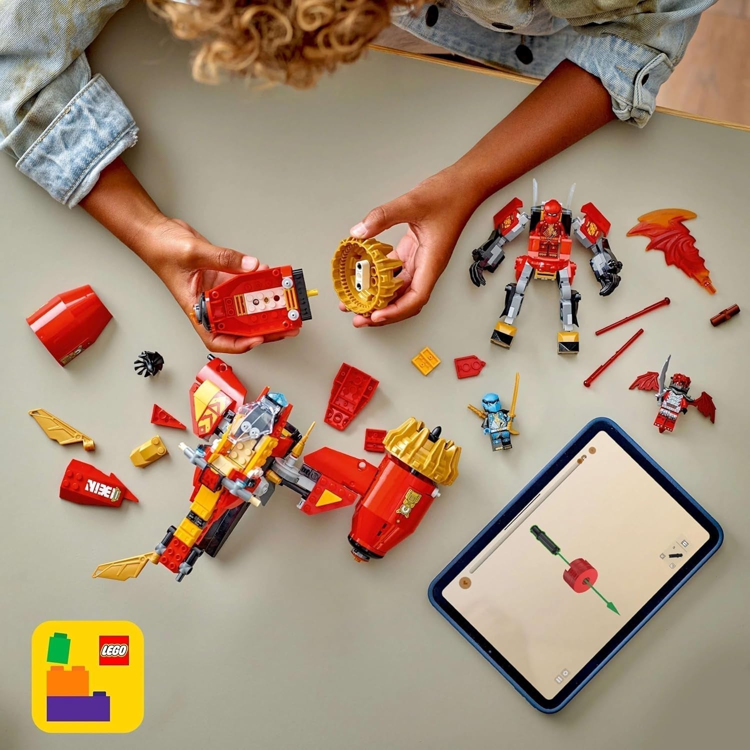 Mech Storm Rider di LEGO NINJAGO Kai - Moto giocattolo volante con 3 minifigure - Mech con testa, braccia e gambe mobili - Giocattolo da costruire - Regalo per ragazzi e ragazze dai 7 anni in su 71830 Set da costruzione Besuche den LEGO-Store