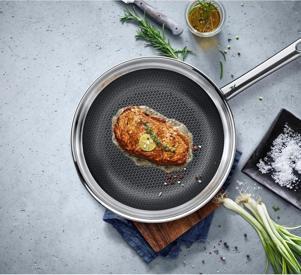 Pentola a induzione WMF Profi Resist 24 cm, materiale con rivestimento multistrato, struttura a nido d'ape, manico in acciaio inox, resistente al forno Pentole e Padelle Naty Shop