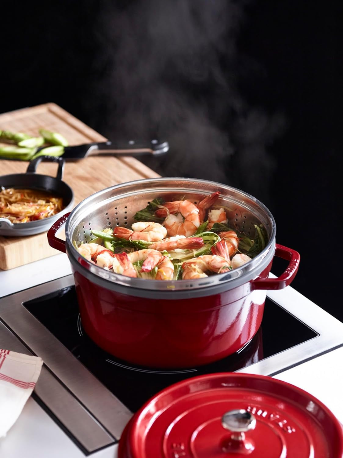 STAUB Gusseisen Bräter/Cocotte, Mit Dämpfeinsatz Aus Edelstahl, Rund 26 Cm, 5.2 L, Aromaregen Funktion Für Optimale Befeuchtung, Für Alle Herdarten Inkl. Induzione & Backofen, Kirschrot, Rot Stampi e teglie per dolci Naty Shop