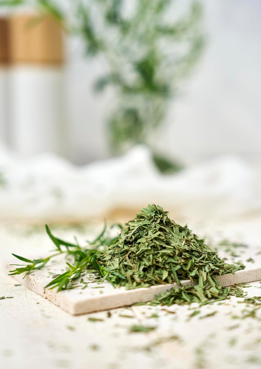 Fuchs Gewürze - Estragon gerebelt - französisches Kraut zur Verfeinerung von Saladen, Sauce Hollandaise oder Rührei - ingredienti naturali - 10 g in wiederverwendbarer, recyclebarer Dose