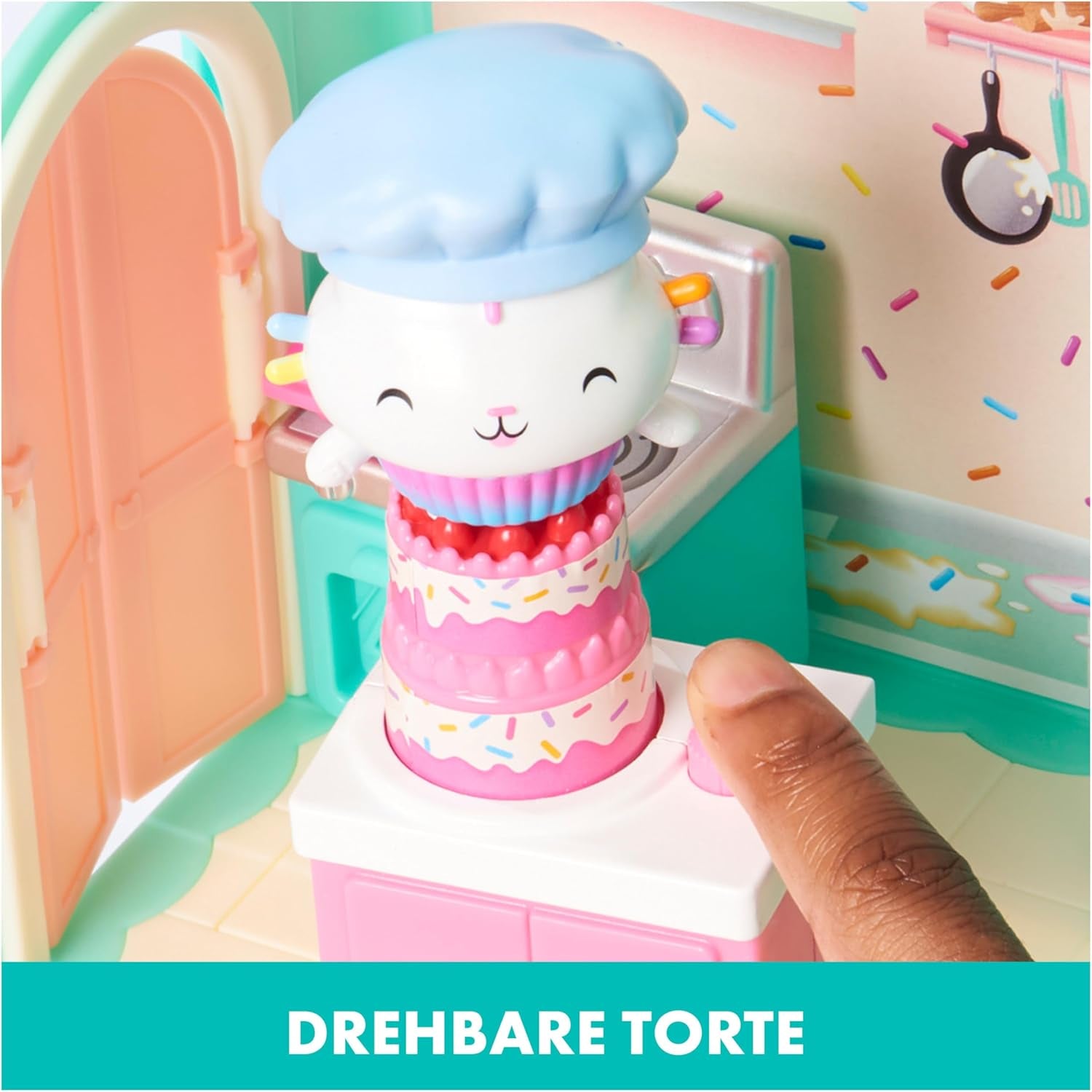 CASA DE PĂPȘI DREAMWORKS A LUI GABBY - Cameră Deluxe, Cofetărie cu Cakey, Bucătărie cu Kuchi (Română: Cakey), 3 piese de mobilier și 2 cutii surpriză cu accesorii, potrivită pentru copii cu vârsta de 3 ani și peste