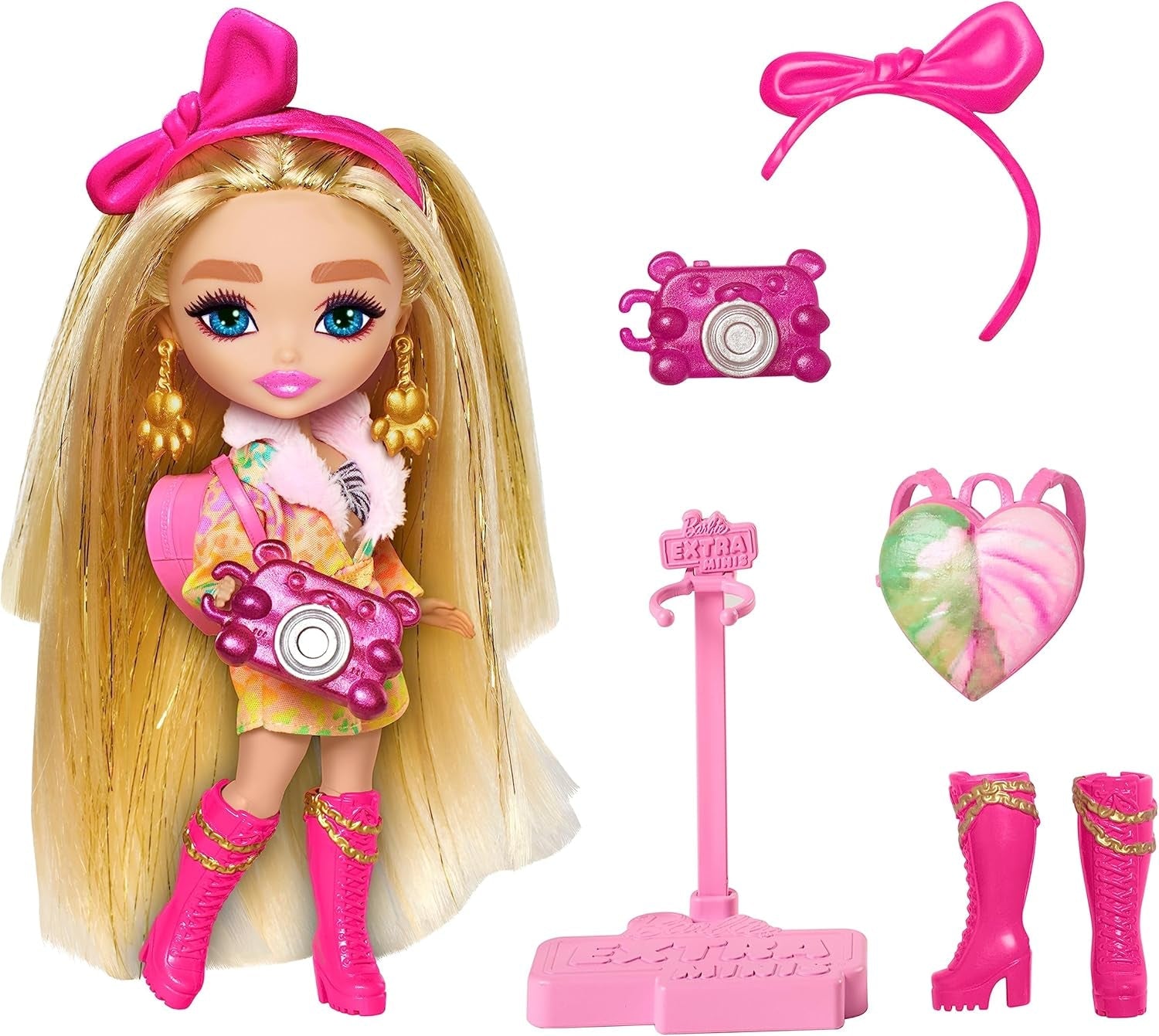 Barbie Extra Minis - Reisepuppe mit Accessoires für einen winterlichen Urlaub, inklusive Puppenständer, für Kinder ab 6 Jahren, HPB20