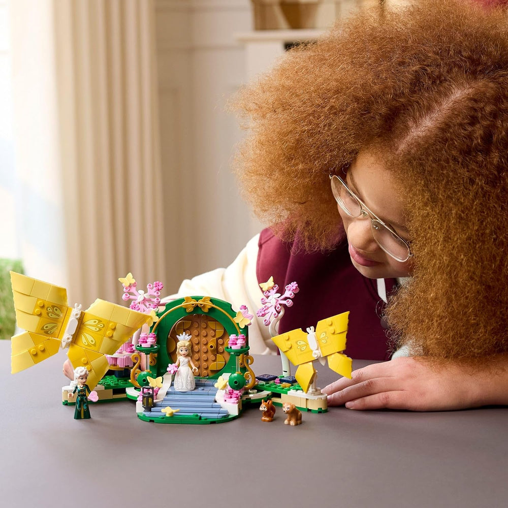LEGO Wicked Glindas Hochzeitstag - Kreatives Spielzeug mit 2 Minifiguren & 2 beweglichen Schmetterlingsfiguren mit Zubehör - Kinder Geschenk für Mädchen, Jungen & Filmfans ab 8 Jahren - 75688
