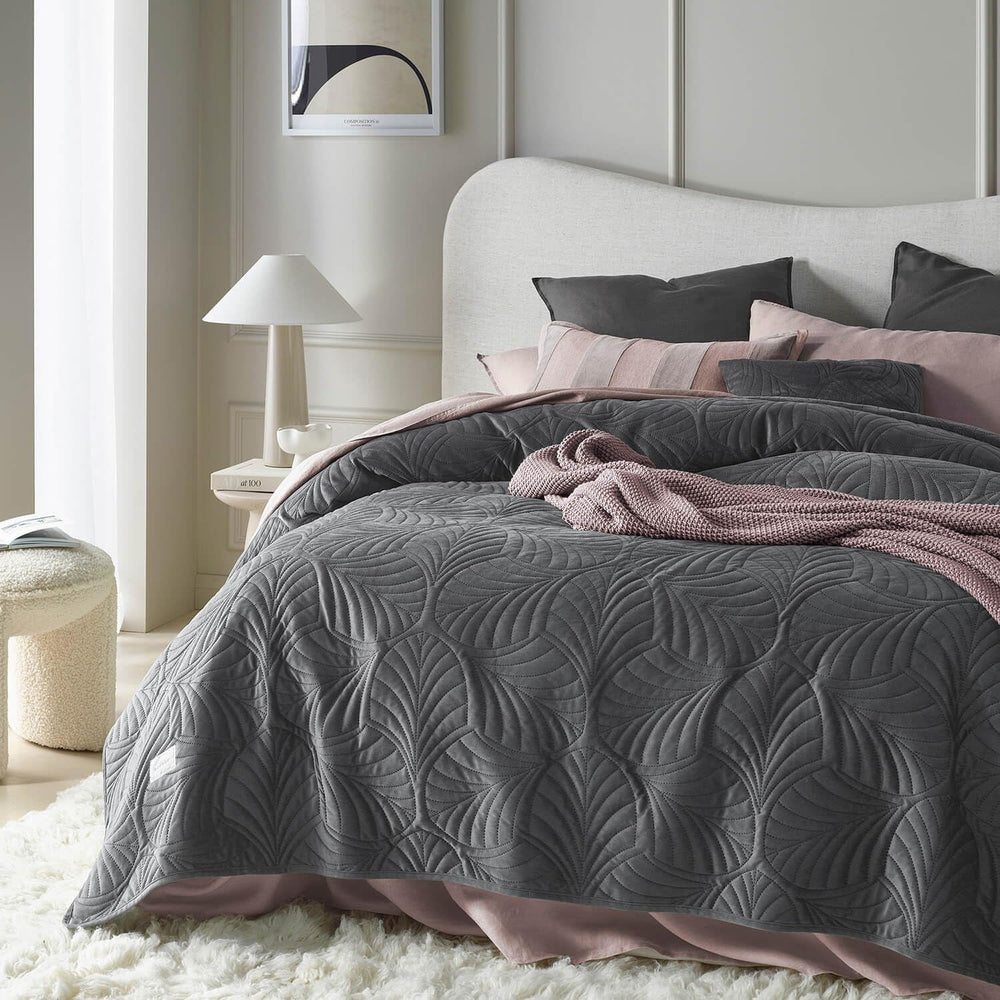 ROOM99 Feel Elegante copriletto in beige 220 x 240 cm Copriletto versatile come copriletto o divano Coperta per letto e divano Stile coperta Ideale come copriletto Velluto Letti e coperte in velluto Beuche den ROOM99-Store Grigio scuro 170X210