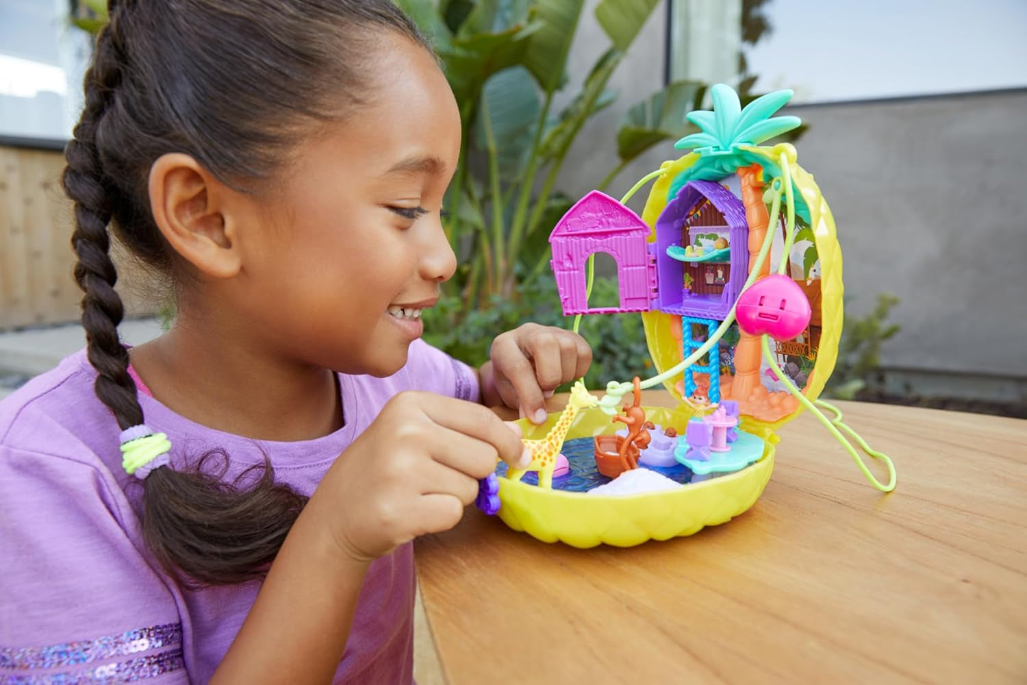Polly Pocket GKJ64 - Scatola tascabile portatile ad ananas con 8 funzioni divertenti, bambole Polly e Purple, 2 accessori e foglio di adesivi; giocattolo per bambini dai 4 anni in su Papusi Naty Shop