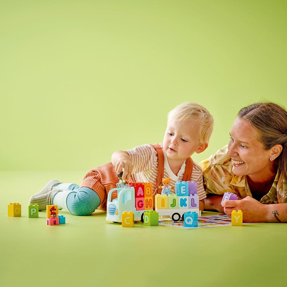 LEGO DUPLO Town ABC-Lastwagen, Lernspielzeug für Kleinkinder ab 2 Jahren, ABC-LKW-Spielzeug mit Anhänger und Buchstaben-Steinen, plus Figuren eines Jungen und eines Mädchens, Geschenk für Kinder 10421
