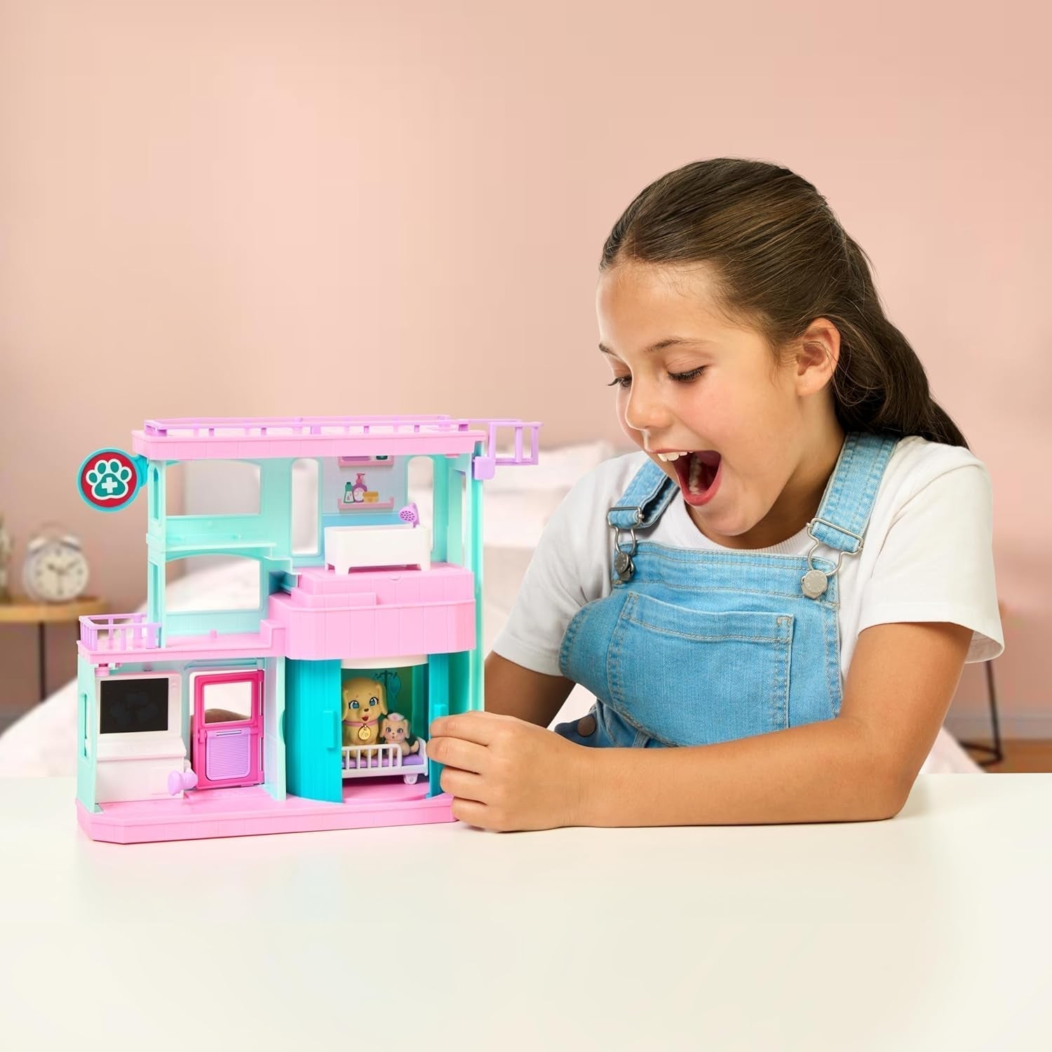 Little Live Pets Mama Surprise Families Baby Clinic Playset, 3 cățeluși Retriever incluși, Magic, Playset cu două fețe (27,8 cm lățime, 23,8 cm înălțime). Hrănire, îmbăiere și joacă, cadou pentru copii Action figures Naty Shop