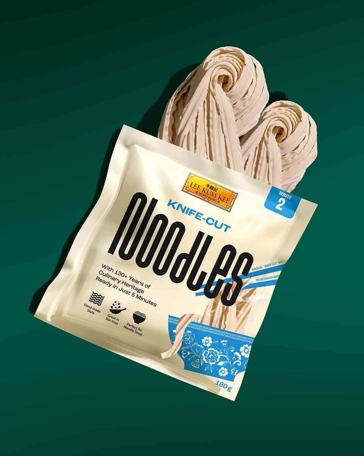 LEE KUM KEE Tagliatelle al coltello - Tagliatelle asiatiche tagliate al coltello dalla consistenza gustosa e compatta, ideali per piatti wok e zuppe, semi-secche, due porzioni per confezione, confezione multipla da 6 x 180 g