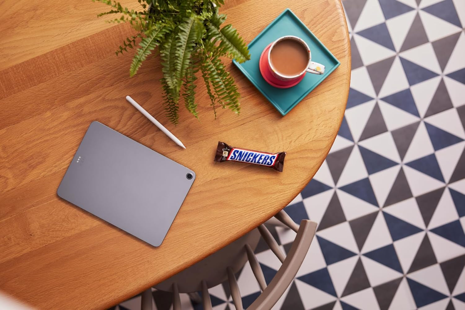 Una confezione grande di cioccolato contenente 32 tavolette di cioccolato da 50 g ciascuna.