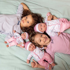 JC Toys La Baby Puppe mit weichem Körper, waschbar, magische Flasche und Schnuller, rosa und weiß, Blumenmuster, entworfen in Spanien, 2 Jahre