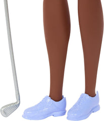 Barbie Golfer brünette Modepuppe in Abnehmbarer Pinker Polokleid-Golfuniform, enthält Schirmmütze und Golfschlägerzubehör, JCR69