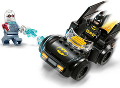 LEGO DC Batman: Batman e Batmobile vs. Mr. Freeze - Auto giocattolo del supereroe con 2 minifigure - Sparaghiaccio con elementi fuoco - Regalo per ragazzi e ragazze dai 4 anni 76301 Set da costruzione Besuche den LEGO-Store