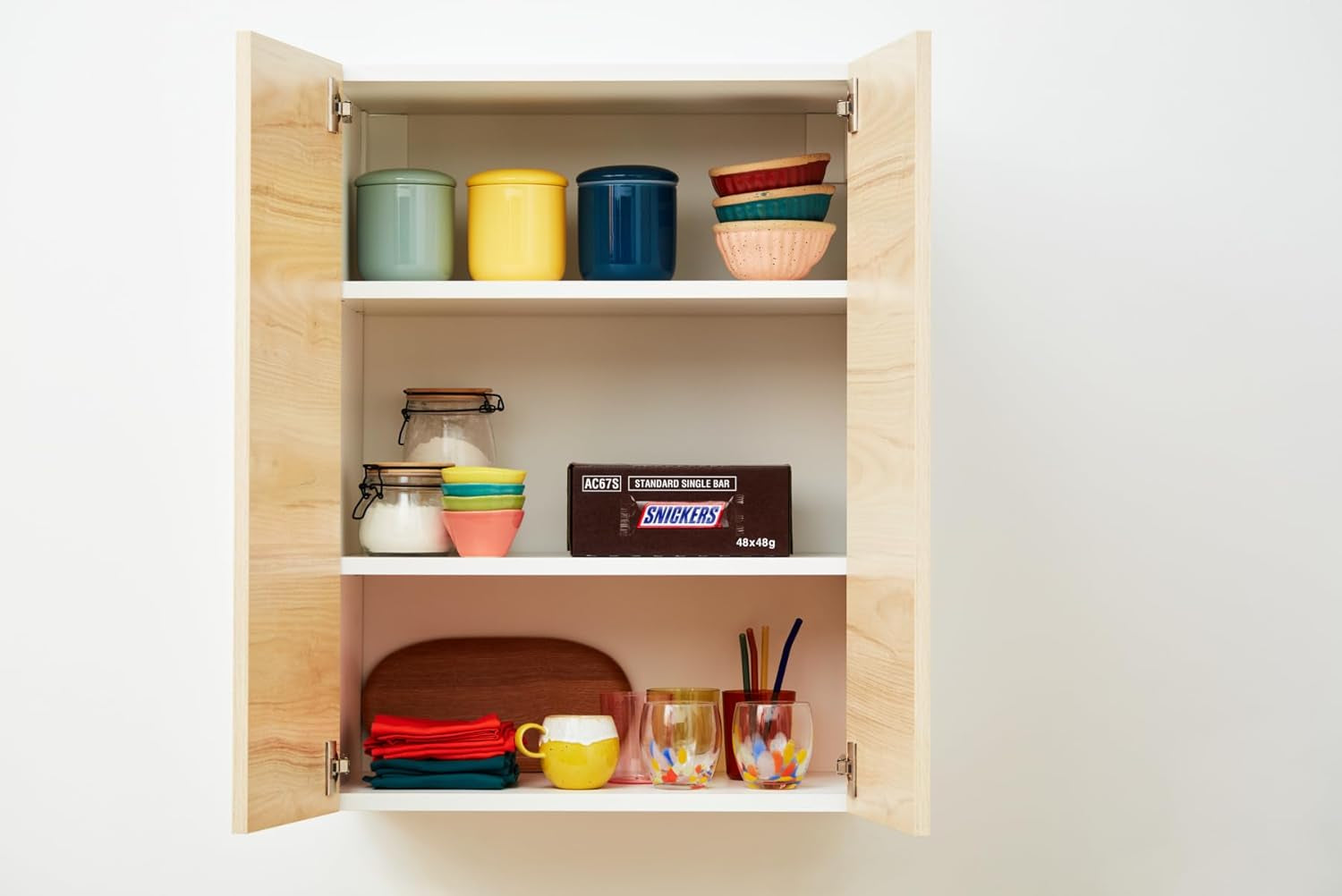 Una confezione grande di cioccolato contenente 32 tavolette di cioccolato da 50 g ciascuna.