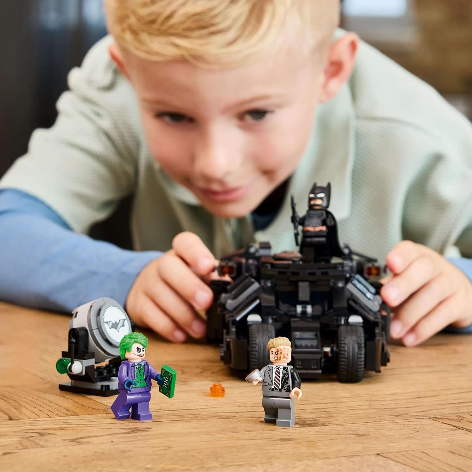 LEGO DC Batman: Batman Tumbler vs. Due Facce e Joker - Giocattolo da supereroe con Batmobile - Set da gioco con minifigure - Regalo per ragazzi e ragazze a partire da 8 anni 76303 Set da costruzione Besuche den LEGO-Store