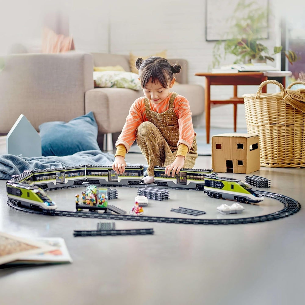 Treno espresso passeggeri LEGO City, set di treni telecomandati, giocattolo ferroviario con fari, 2 carrozze e 24 elementi di binario, regalo per bambini, ragazzi e ragazze 60337 Set di costruzione Besuche den LEGO-Store