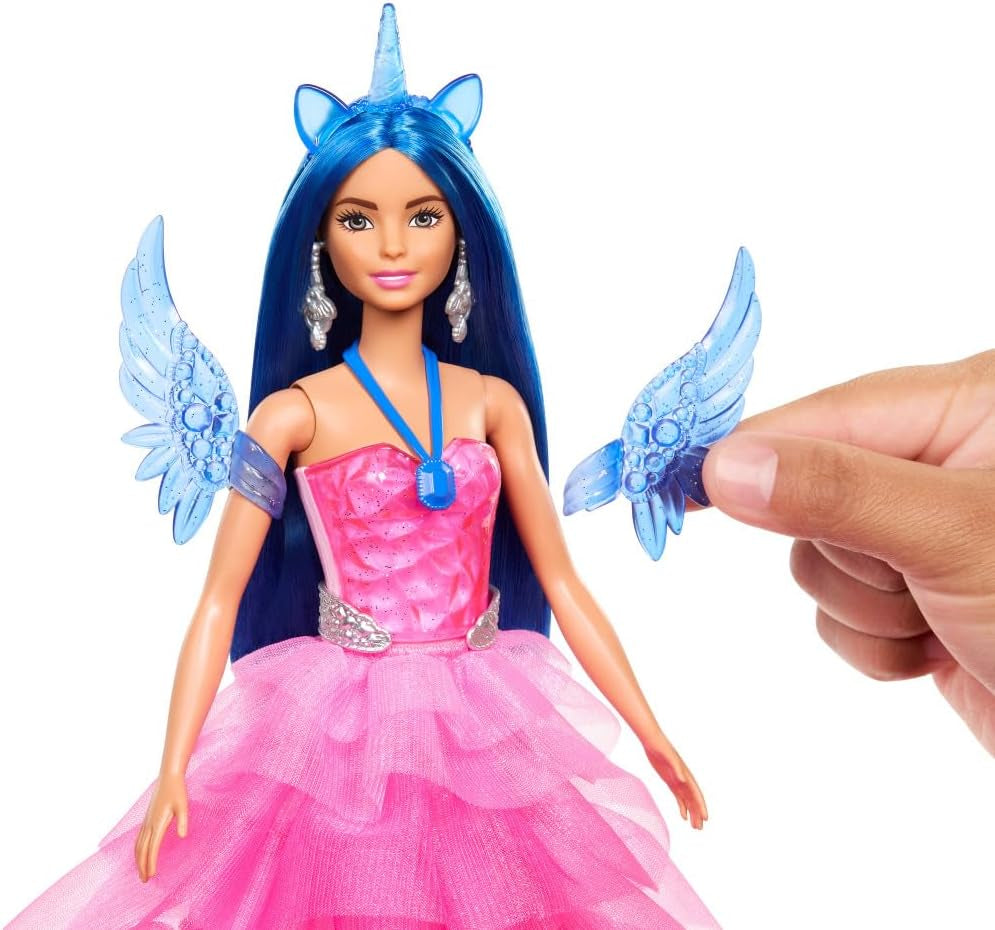 Barbie O Magie Ascunsă - Păpușă cu Unicorn, rochie roz cu detalii albastru safir, bentiță de unicorn, aripi și coadă detașabile din safir, pentru copii cu vârsta de 3 ani și peste, HRR16