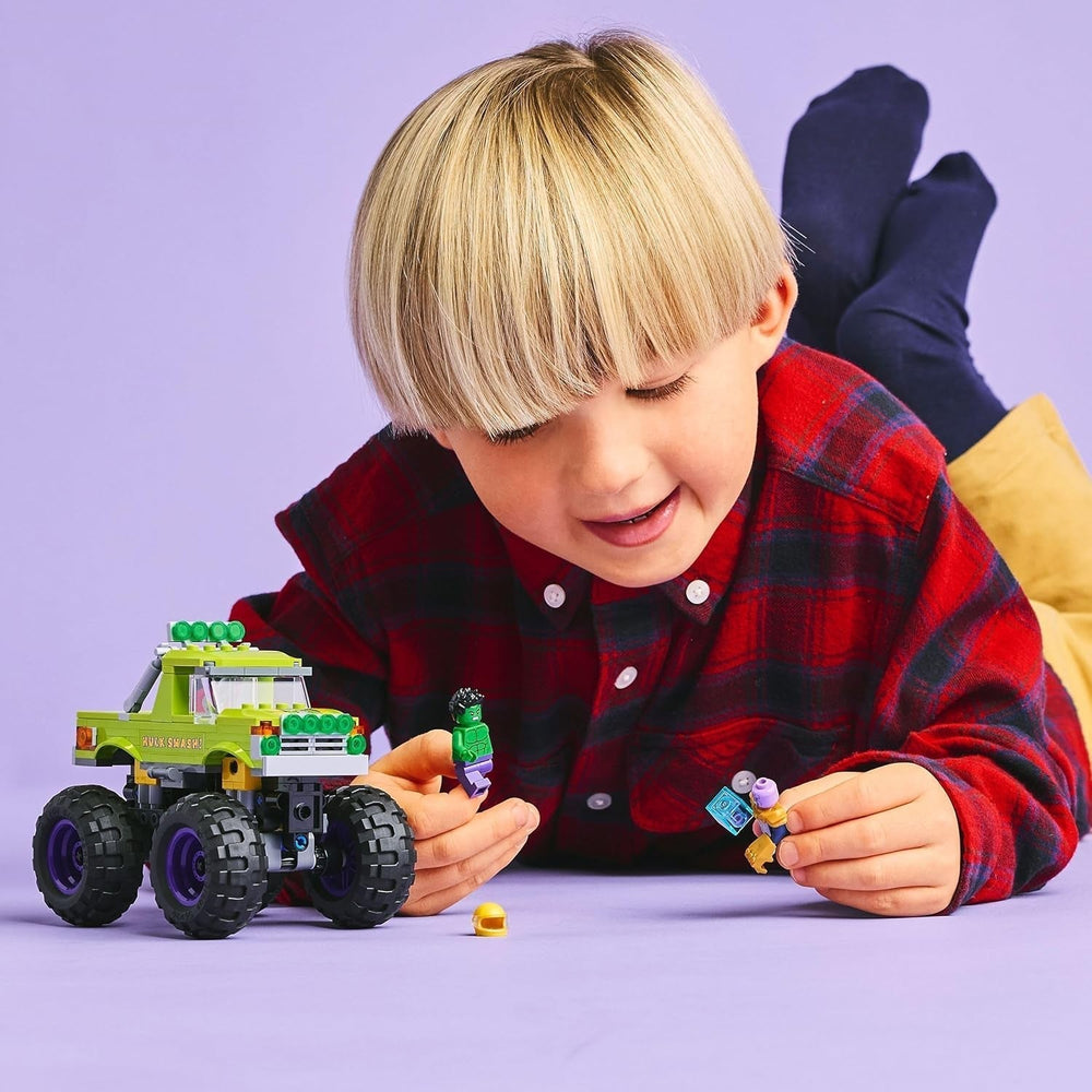Il camion LEGO® Marvel Hulk vs. Thanos - Giocattolo da costruzione del supereroe - Veicolo e minifigure degli Avengers - Monster truck per un grande divertimento - Regalo per ragazzi e ragazze dai 7 anni - 76312 Set da costruzione Besuche den LEGO-Store