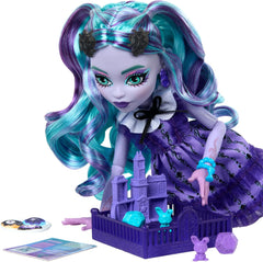 Păpușa Monster High Fearbook Twyla și set de accesorii cu tematică Film Club, jachetă de facultate, album de absolvire, joc de societate și fursecuri, HXW31