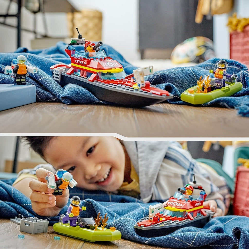 LEGO 60373 City Fire Boat, jucărie care plutește în apă, cu barcă de curse, 3 minifigurine și Jetpack, idee de cadou pentru băieți și fete de la 5 ani în sus Seturi de constructie Besuche den LEGO-Store