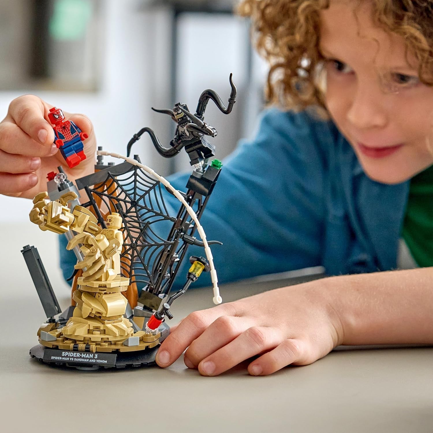 LEGO | Marvel Großer Showdown: Spider-Man vs. Sandman - Spiderman Spielzeug mit 3 Minifiguren - Spider Man, Venom und Sandma - Kinder Geschenk für Jungen ab 9 Jahren, Mädchen und Fans - 76334