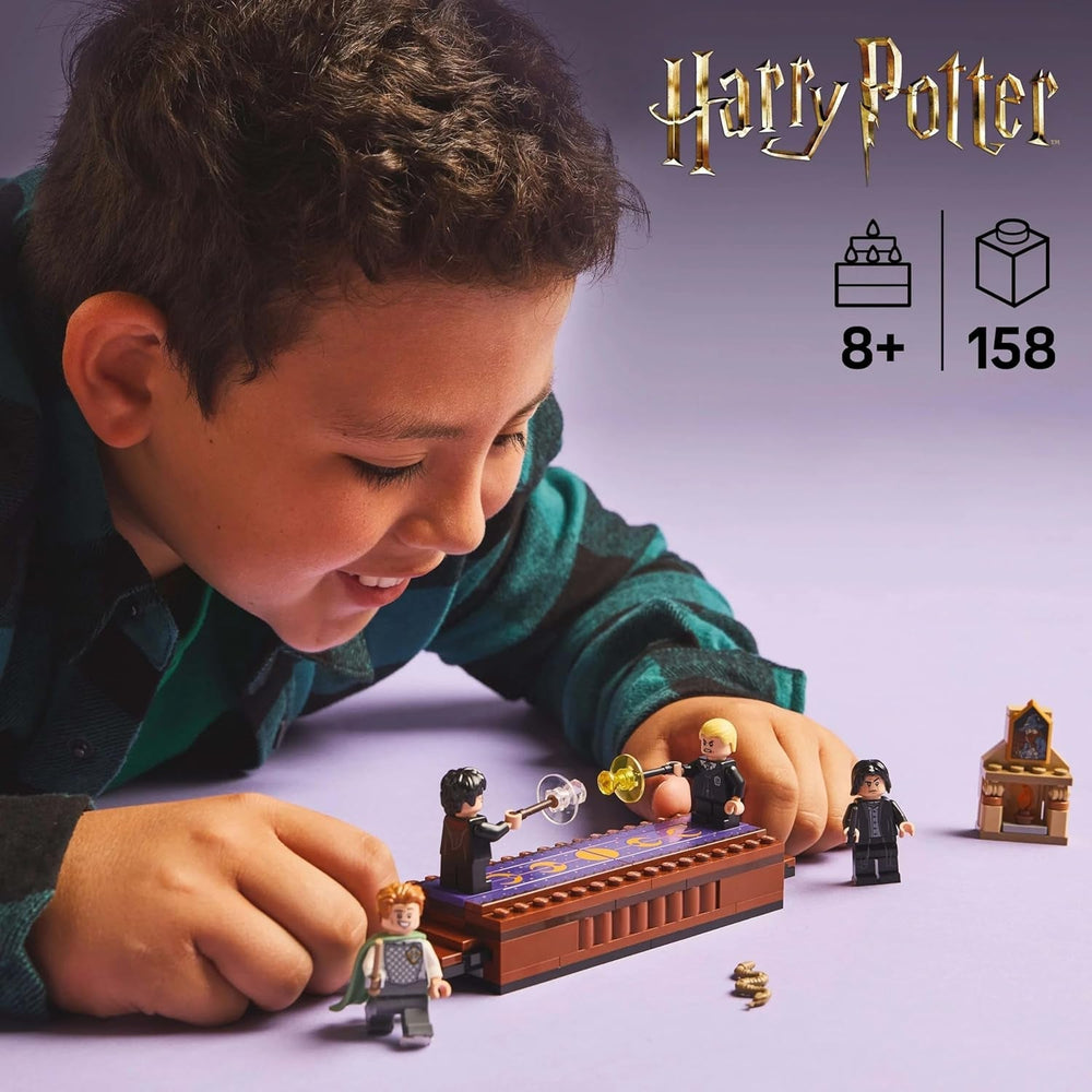 LEGO Harry Potter Castello di Hogwarts: set da costruzione del club dei duellanti con 4 minifigure incl. Draco Malfoy, Gilderoy Lockhart e Severus Snape, set Con funzione Per ragazzi e ragazze da 8 anni in su 76441 Set da costruzione Besuche den LEGO-Store