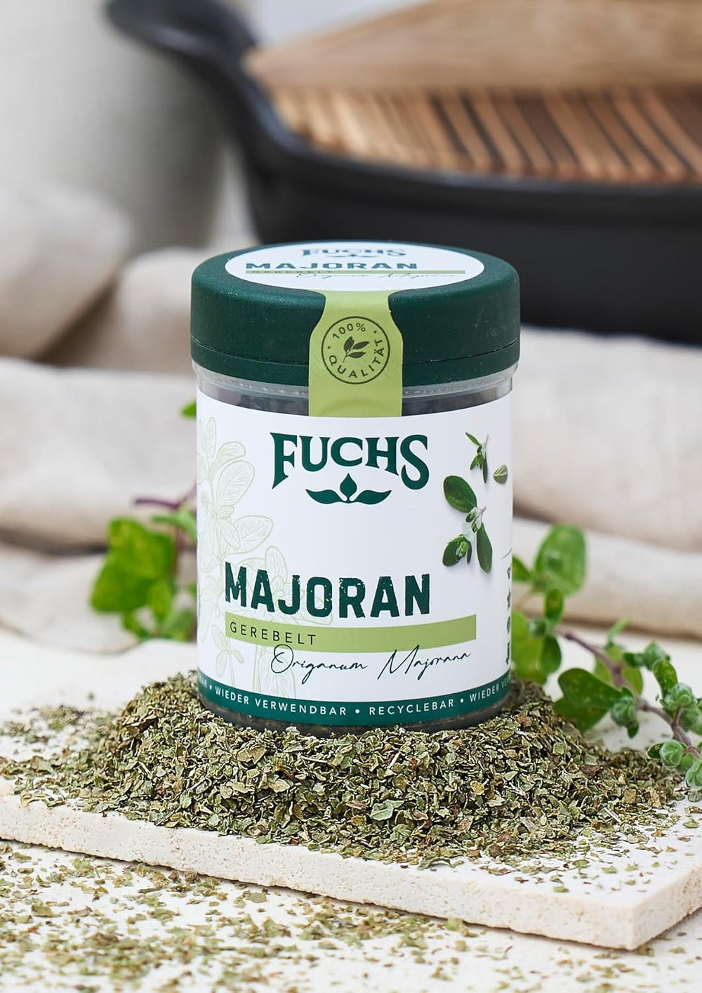Fuchs Gewürze - Maggiorana gerebelt - zum Würzen von Kartoffelgerichten, Fleischgerichten oder Eintöpfen - ingredienti naturali - 10 g in wiederverwendbarer, recyclebarer Dose