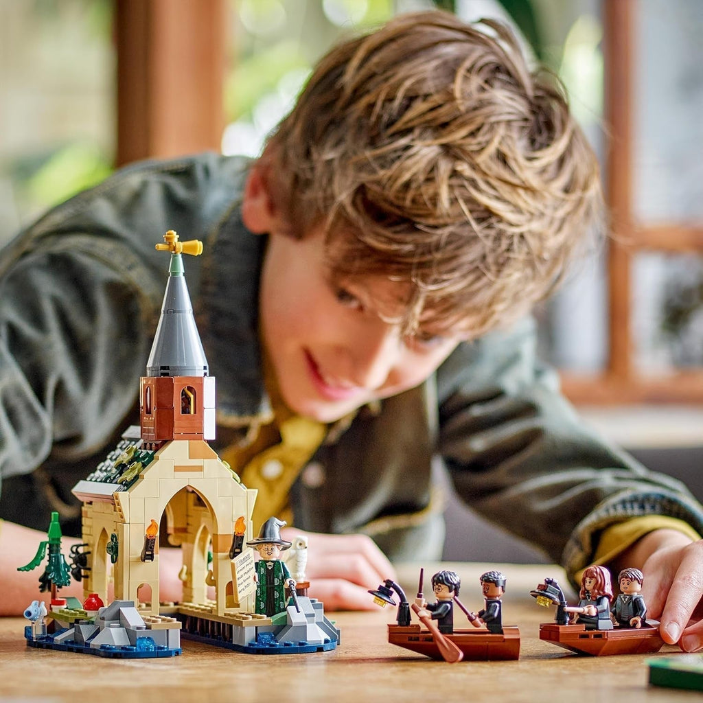 LEGO Harry Potter Hogwarts Castle Boathouse Model de jucărie pentru copii, include 2 bărci construibile și 5 mini figurine, cadou pentru fete, băieți și toți fanii de la 8 ani 76426 Seturi de constructie Besuche den LEGO-Store