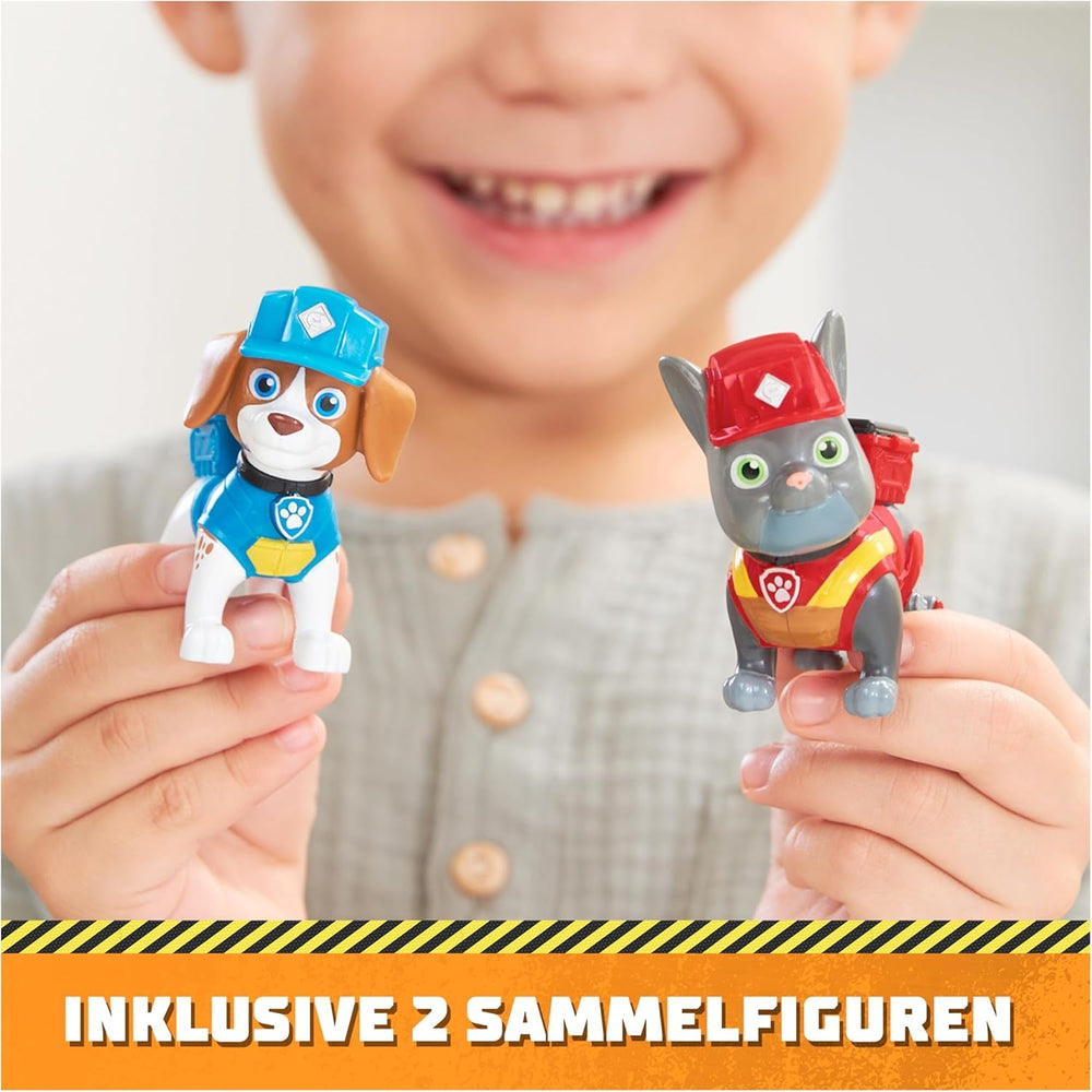 Rubble & Crew – Actionfiguren-Set mit Charger & Wheeler Hundefiguren, 2 Bauspielzeugen und 85g Kinetic Sand Build-it-Sand, Spielzeug geeignet für Kinder ab 3 Jahren
