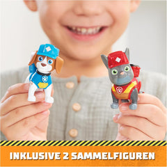 Rubble & Crew – Actionfiguren-Set mit Charger & Wheeler Hundefiguren, 2 Bauspielzeugen und 85g Kinetic Sand Build-it-Sand, Spielzeug geeignet für Kinder ab 3 Jahren