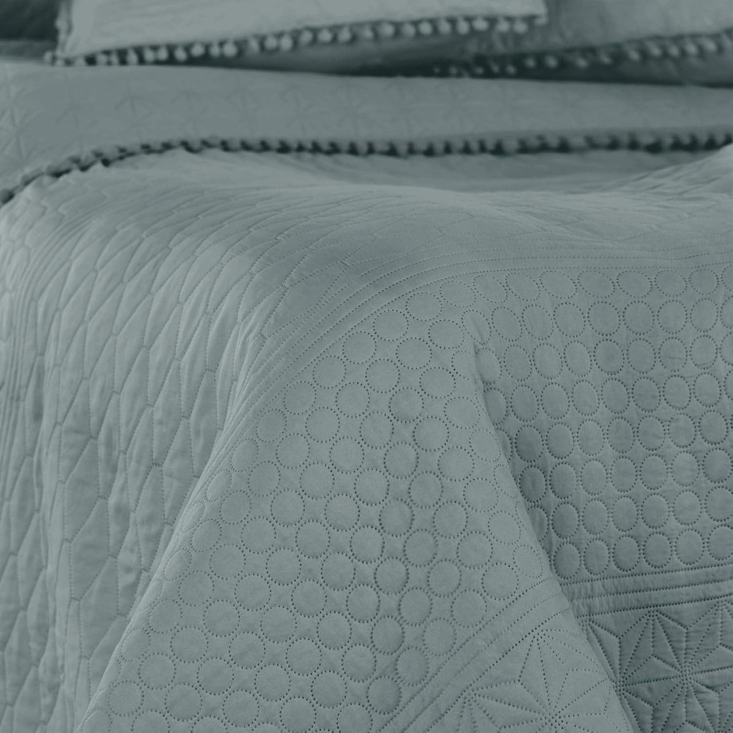 Ameliahome Copriletto con pompon 220X240 Cm Copriletto double face Trapuntatura ad ultrasuoni Poliestere Meadore Grey Letti e coperte Besuche den AmeliaHome-Store