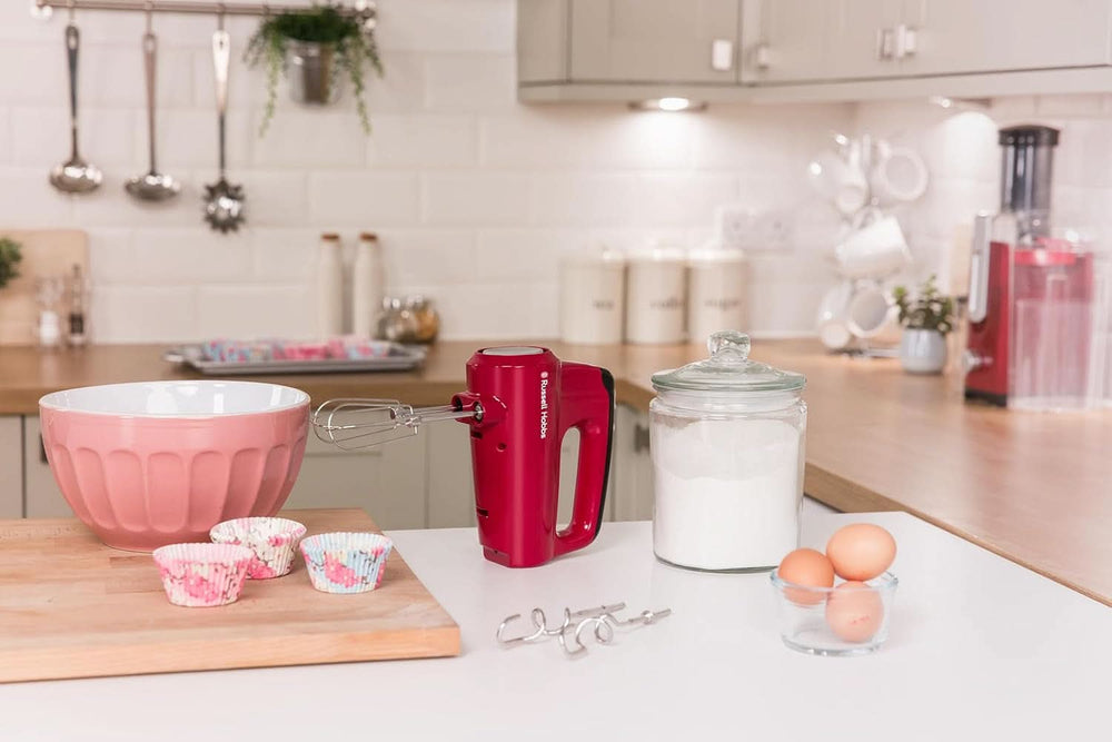 Russell Hobbs Miscelatore manuale [Handrührgerät] Desire Rot (5 Geschwindigkeitsstufen+Turbofunktion, 2 Spülmaschinengeeignete Rührbesen & Knethaken, Auswurftaste, Aufrechte Parkposition) Handrührer 24670-56 Kitchen Naty Shop