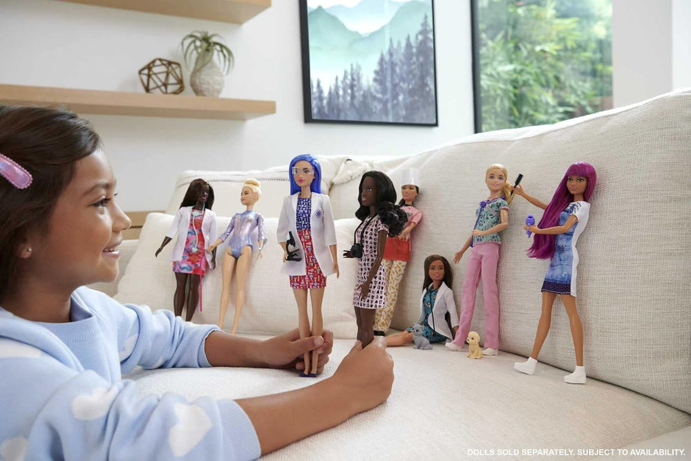 Păpușa Barbie GTW39 - Asistentă medicală (aprox. 30 cm) cu bluză imprimată și pantaloni roz, pantofi albi și stetoscop, cadou excelent pentru copiii cu vârsta de 3 ani și peste