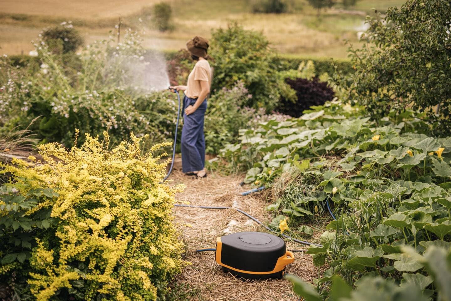 Fiskars Waterwheel XL, Set de udare all-inclusive, Rază totală de acțiune de 25 m, Retragere automată, Furtun de grădină universal (Ø 13 mm), Conector universal pentru robinet, Negru/Portocaliu, Seria X, 1067549