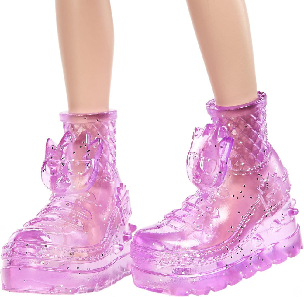 Mattel Hello Kitty GWW98 - Sanrio Badtz-Maru Figur und Jazzlyn Puppe (circa 25,4 cm) con abbigliamento e accessori, lunghi capelli lisci e outfit alla moda, tolles Geschenk für Kinder ab 3 Jahren