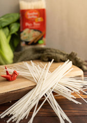 Bamboo Garden - Bastoncini di noodle di riso Pad Thai, per piatti tradizionali di noodle come Pad-Thai, vegani, 1 x 300 g (il design della confezione può variare)
