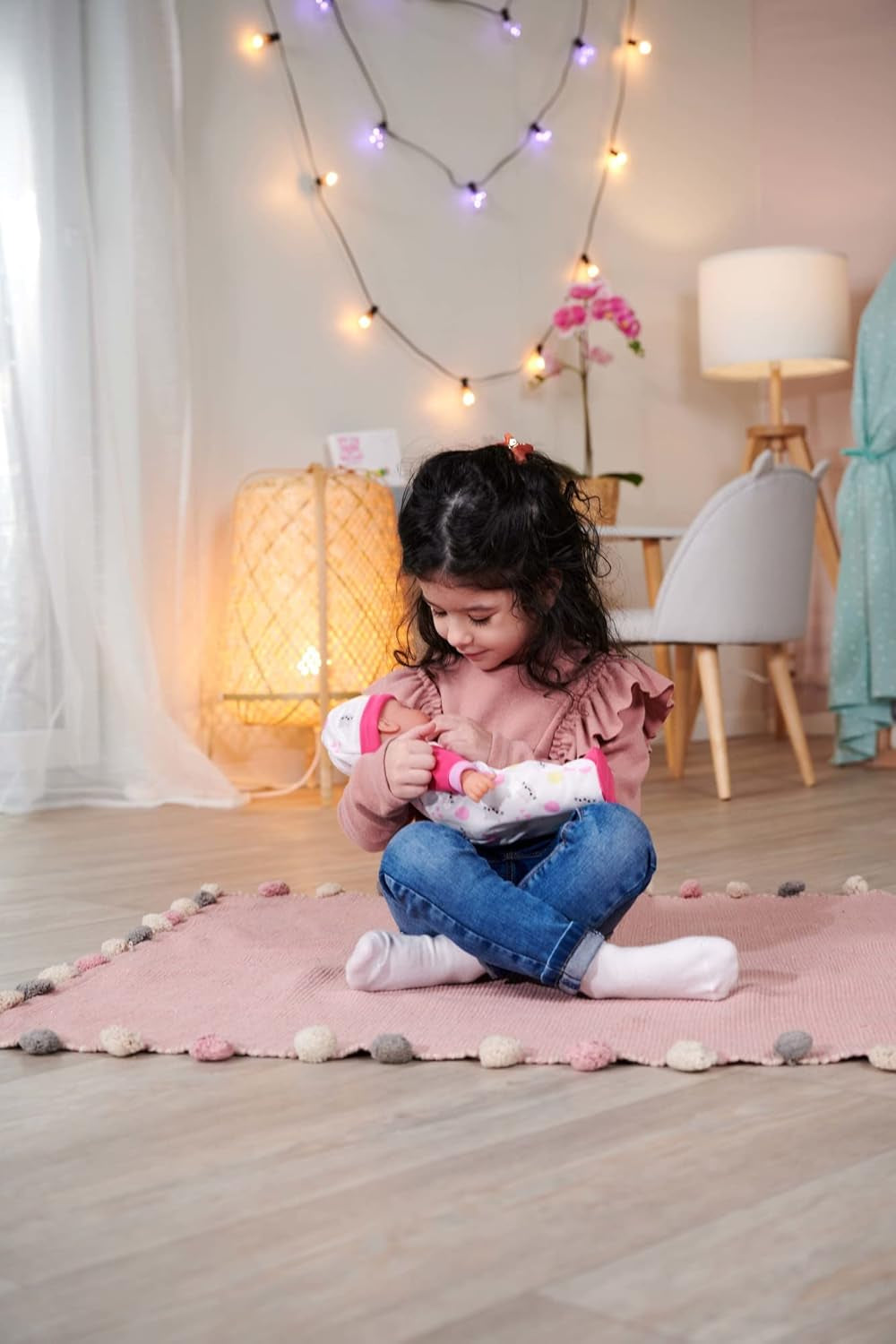 Simba 105140004 - Laura Cutie, păpușă cu corp moale și ochi adormiți într-o salopă drăguță în formă de pisicuță, 5 sunete, 30 cm, de la 12 luni