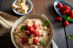 RUF Porridge Raspberry White Choc, Porridge istantaneo con pezzetti di lamponi e cioccolato bianco grattugiato, 65 grammi Cereale Naty Shop