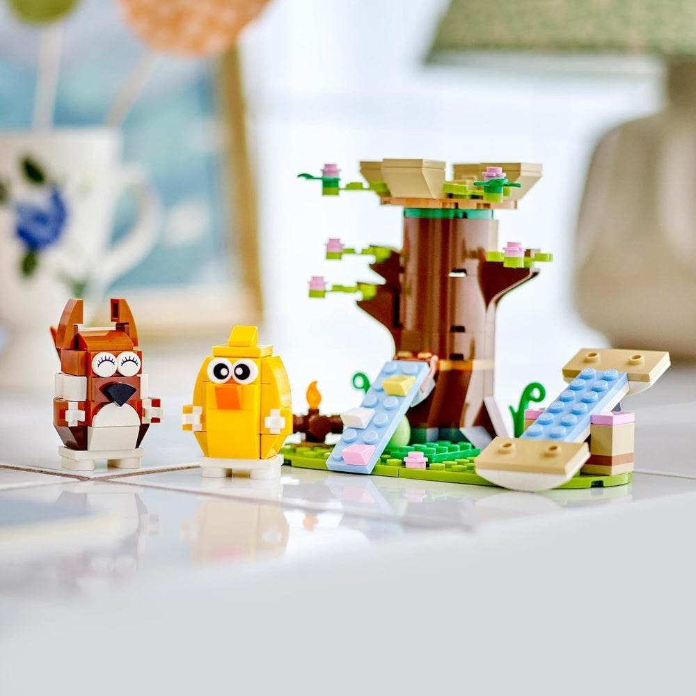 LEGO Parco giochi primaverile degli animali, set da costruzione con uccelli e scoiattoli, set da gioco con la casa sull'albero per bambini, idea regalo per ragazzi e ragazze di 8 anni, set di animali, figure di animali giocattolo 40709 Set da costruzione Beuche den LEGO-Store