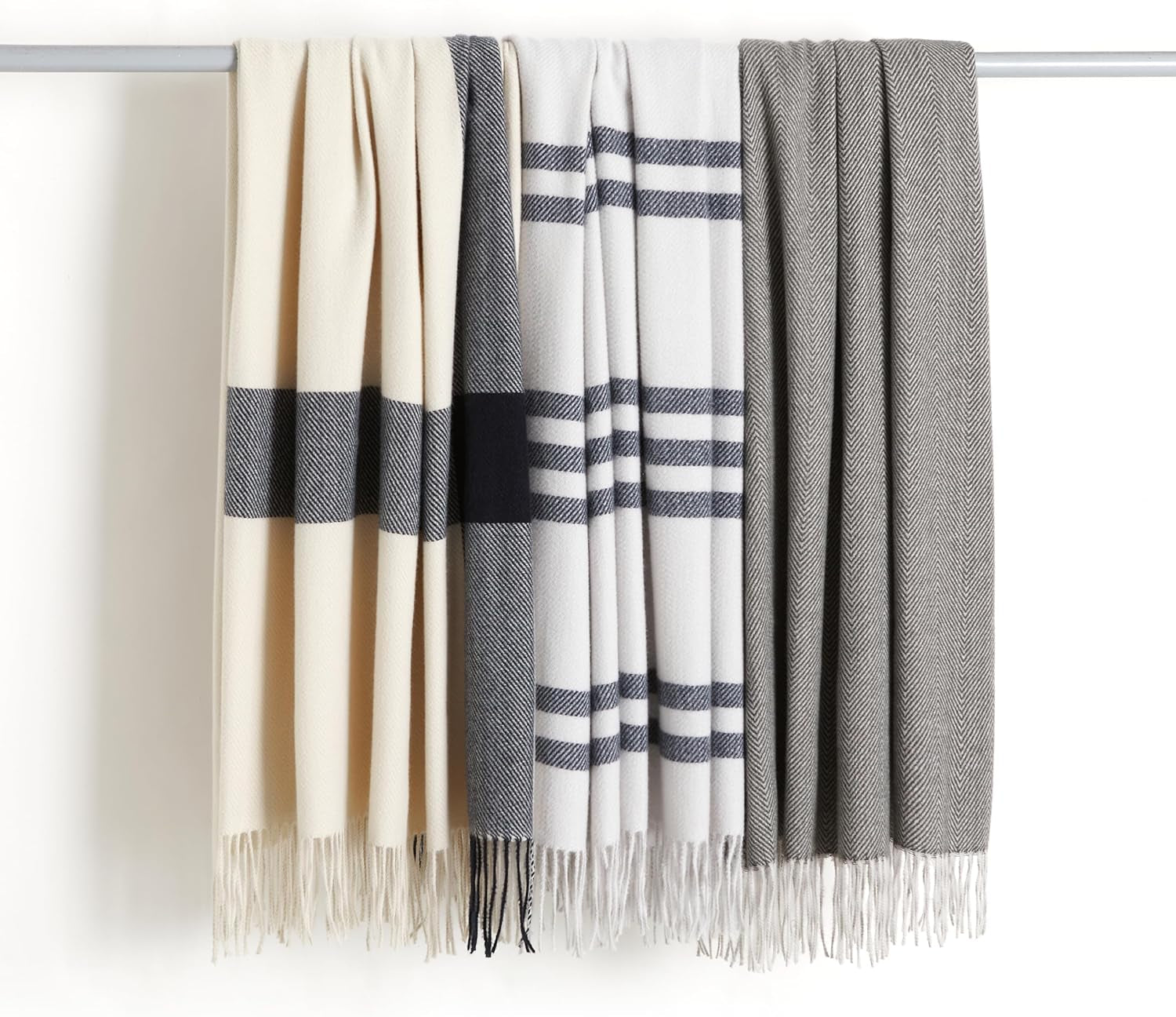 Coperta da tiro Amazon Basics, leggera, poliestere riciclato, coperta accogliente per l'arredamento della camera, 127 x 152 cm, bianco avorio con motivo blu Letti e coperte a quadri Besuche den Amazon Basics-Store