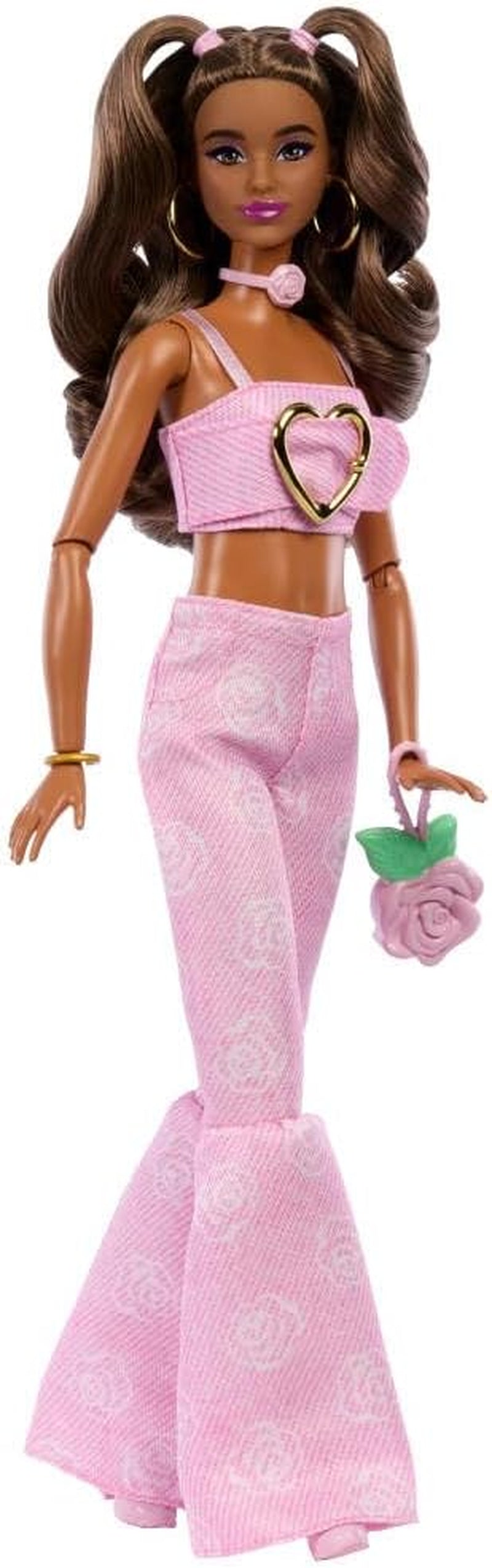 Barbie Deluxe Style-Puppe Nr. 12 in rosa bauchfreiem Denim-Oberteil mit ausgestellten Jeans mit aufgedruckten Rosen, gewellte braune Haare, Zubehörteile wie Rosen-Handtasche und Schmuck,JJN72
